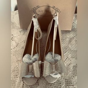 Gorgeous size 5 kids shoes never worn. New in the box. Didn’t fit my daughter.